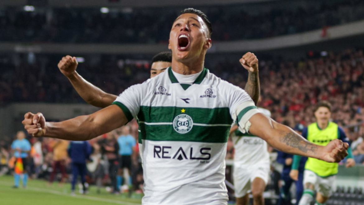 colombiano-sebastian-gomez-se-torna-o-estrangeiro-com-mais-jogos-pelo-coritiba